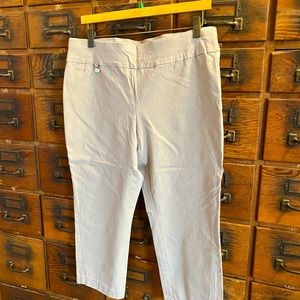 Cute khaki capri’s.